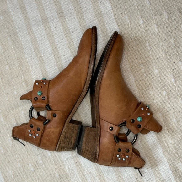 Frye Ray Stone Harness Zip Back Leather bootie/ ankle boot size 7 in cognac - Picture 6 of 14